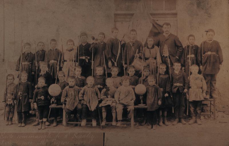  Ecole (escòla) publique des garçons avec fusils à baïonnette appelée « école de la revanche », 1887